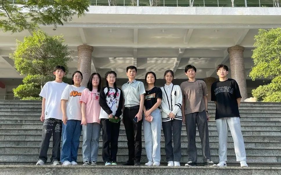 郑伟清2.jpg 郑伟清2.jpg