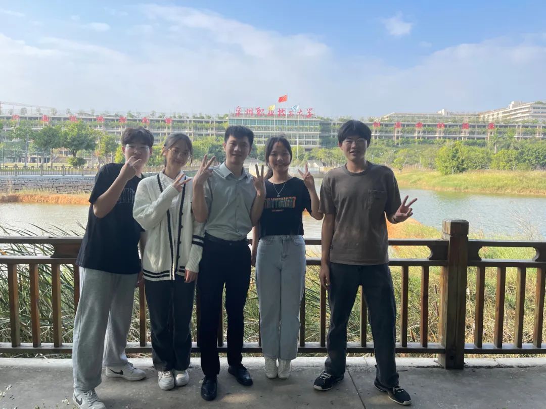 郑伟清3.jpg 郑伟清3.jpg
